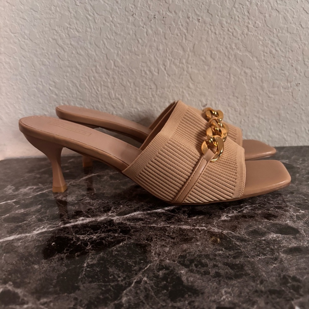New Bella Nude Kitten Heel Mule Sandals w/ Gold Chain